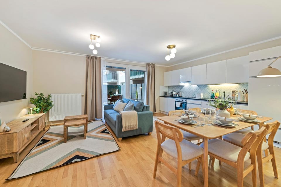 TV and multimedia, Kitchen or kitchenette, Living room, Seating area, Dining area