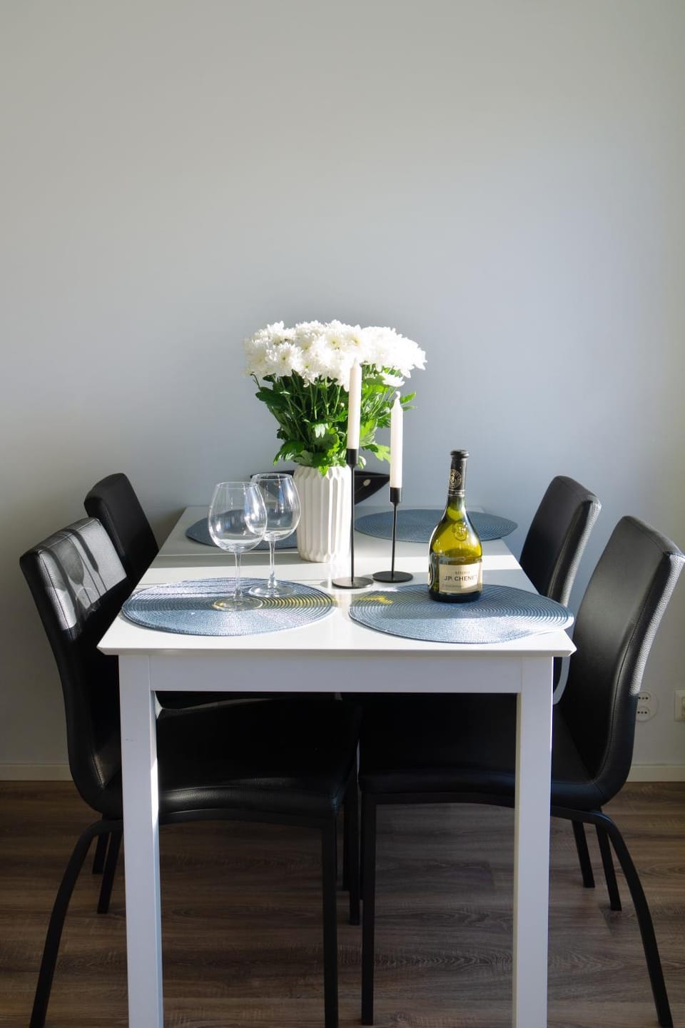 Day, Living room, Dining area, Lunch