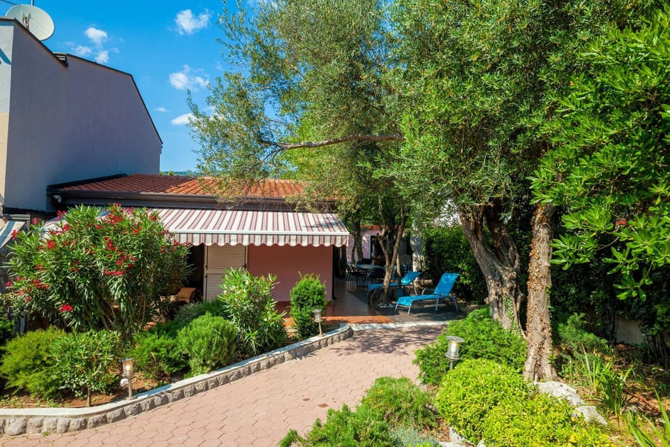 Property building, Patio, Day, Summer, Garden