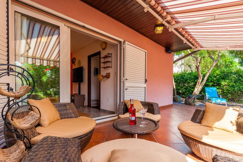 Day, Garden, Balcony/Terrace, Seating area