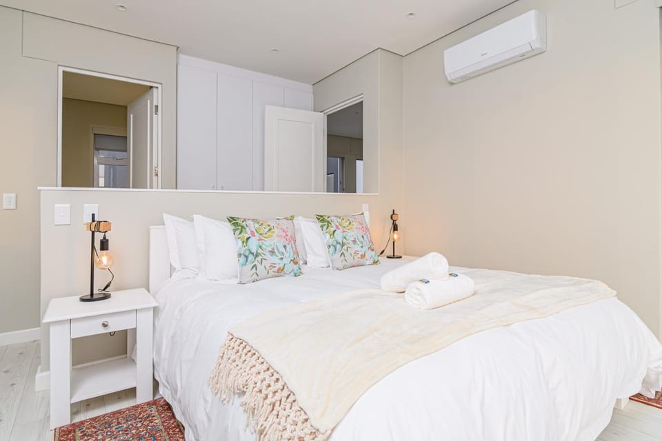 Bed, Bedroom, Sea view, towels