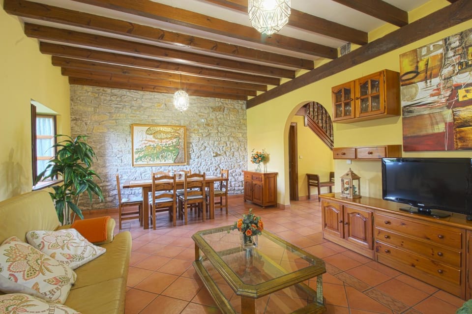 TV and multimedia, Living room, Seating area, Dining area