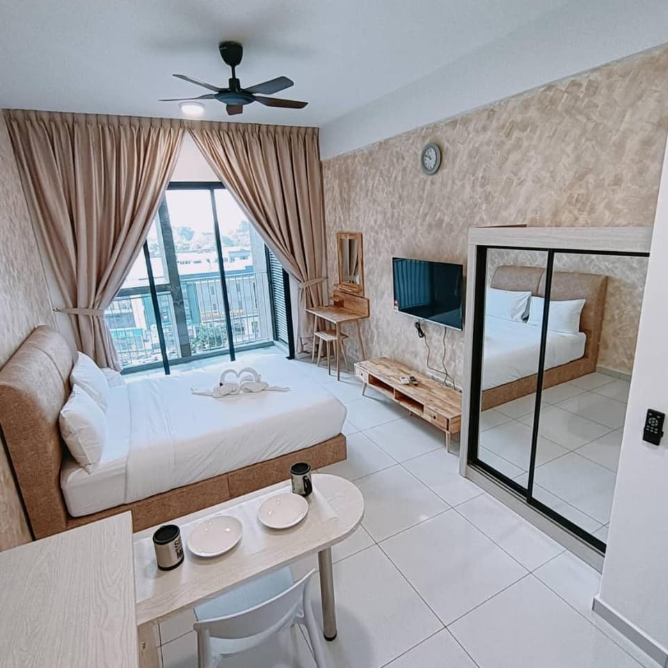 Cozy Sky Trees with Balcony, Smart TV , Aeon & Pool Apartment in Johor Bahru