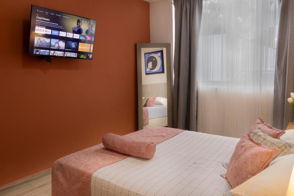 Bed, TV and multimedia, Photo of the whole room, Bedroom