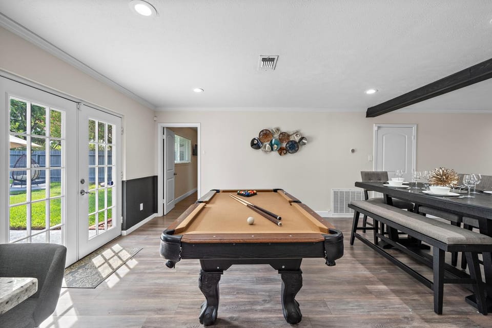 Pool Stay Near DT, Heights WiFi Games Yard BBQ House in Houston