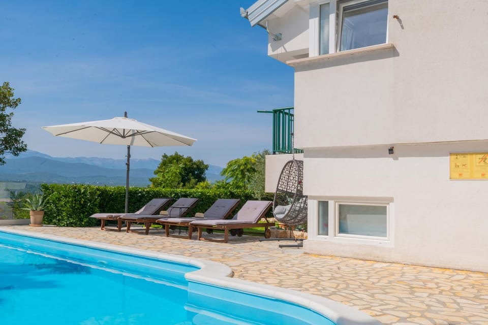 Natural landscape, Mountain view, Swimming pool, sunbed