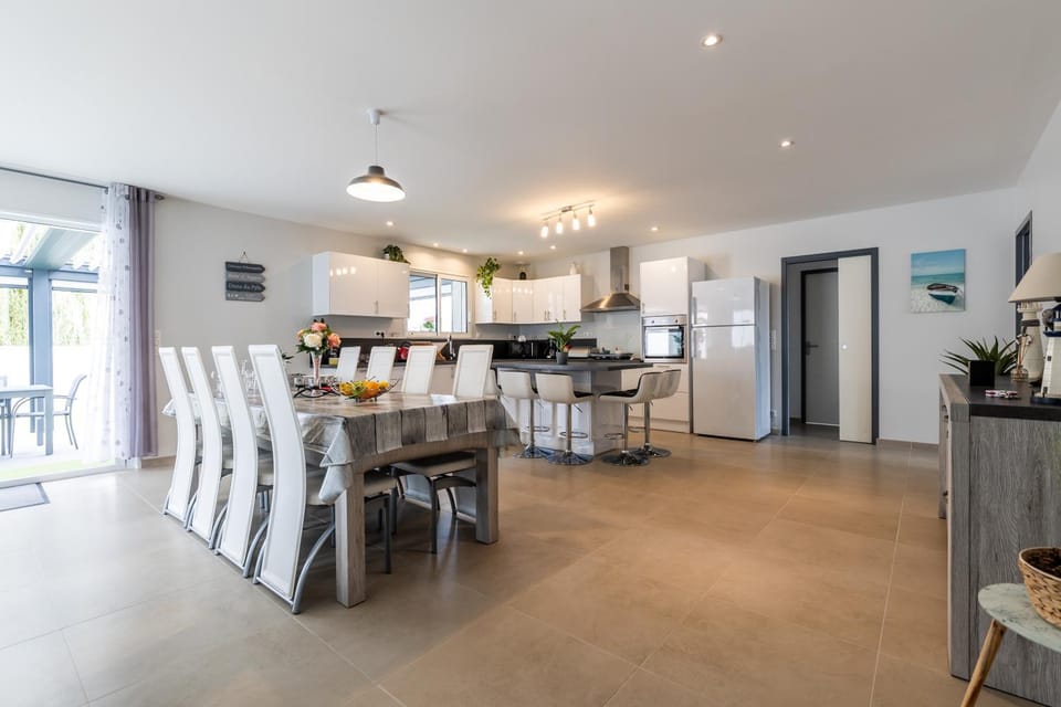 Property building, Kitchen or kitchenette, Living room