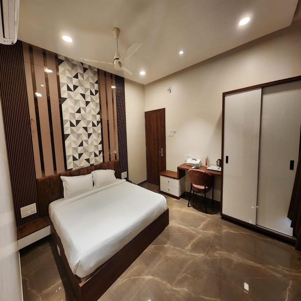 Bed, Photo of the whole room, Bedroom, fireplace, air conditioner