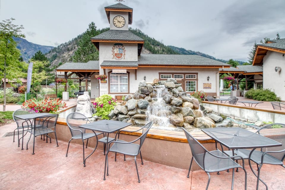 Icicle Village Resort 507: Alpenglow Condo Apartment in Leavenworth