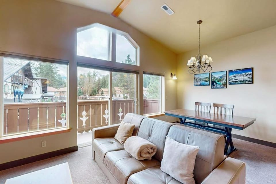 Icicle Village Resort 507: Alpenglow Condo Apartment in Leavenworth