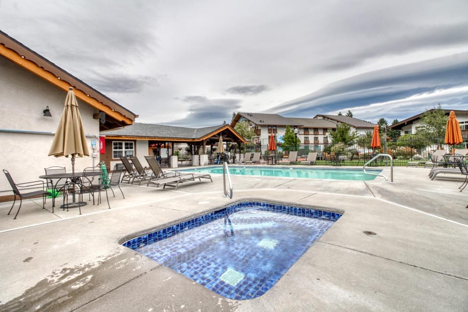 Icicle Village Resort 507: Alpenglow Condo Apartment in Leavenworth