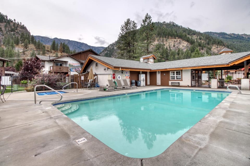 Icicle Village Resort 507: Alpenglow Condo Apartment in Leavenworth