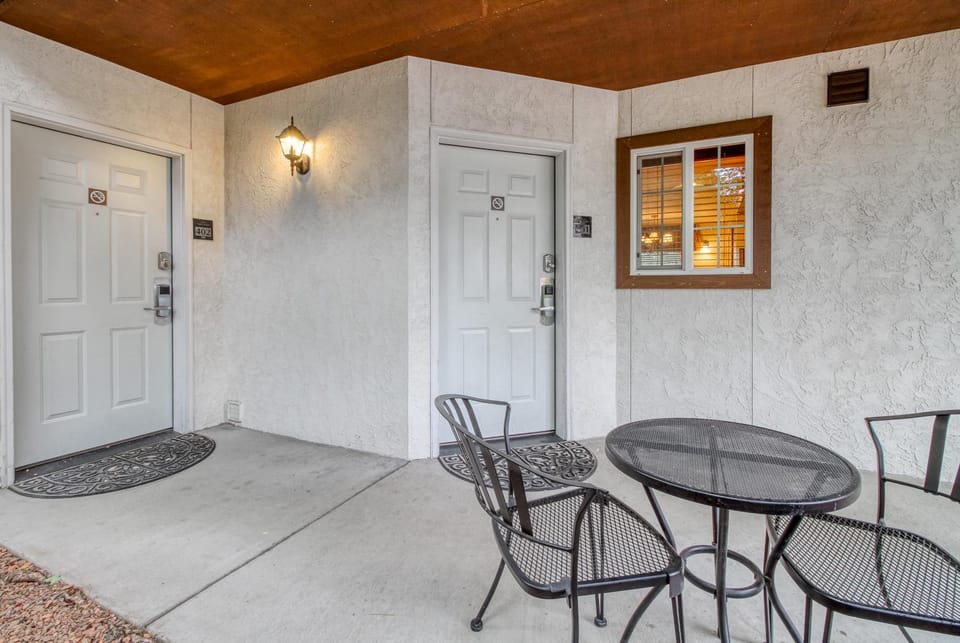 Icicle Village Resort 401 & 402: Ponderosa Hideaway Apartment in Leavenworth
