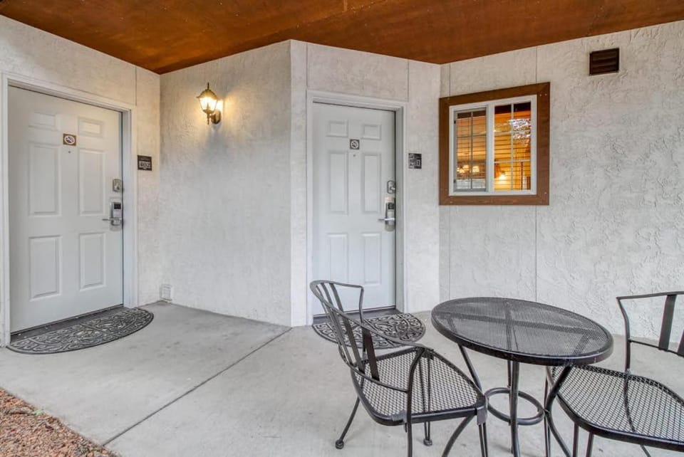 Icicle Village Resort 401 & 402: Ponderosa Hideaway Apartment in Leavenworth