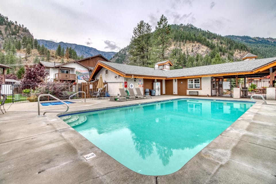 Icicle Village Resort 401 & 402: Ponderosa Hideaway Apartment in Leavenworth