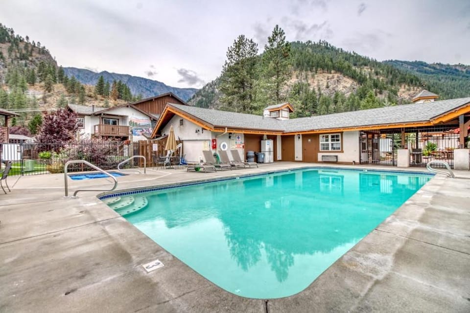 Icicle Village Resort 401 & 402: Ponderosa Hideaway Apartment in Leavenworth