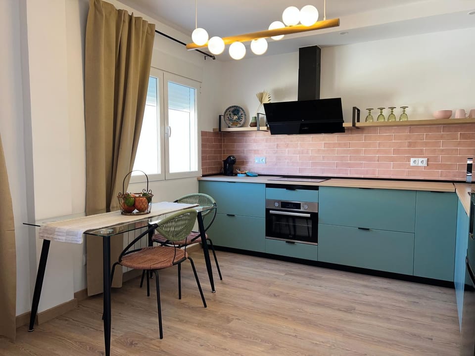 Kitchen or kitchenette, pet friendly, stove