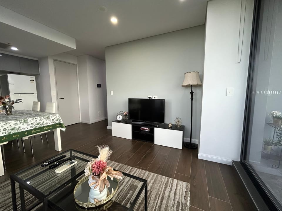 Sun-filled Apt w Stunning Open Views of Park&City Apartment in Sydney