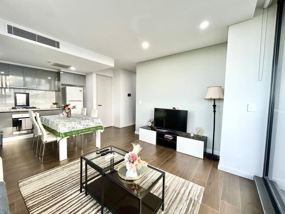 Sun-filled Apt w Stunning Open Views of Park&City Apartment in Sydney