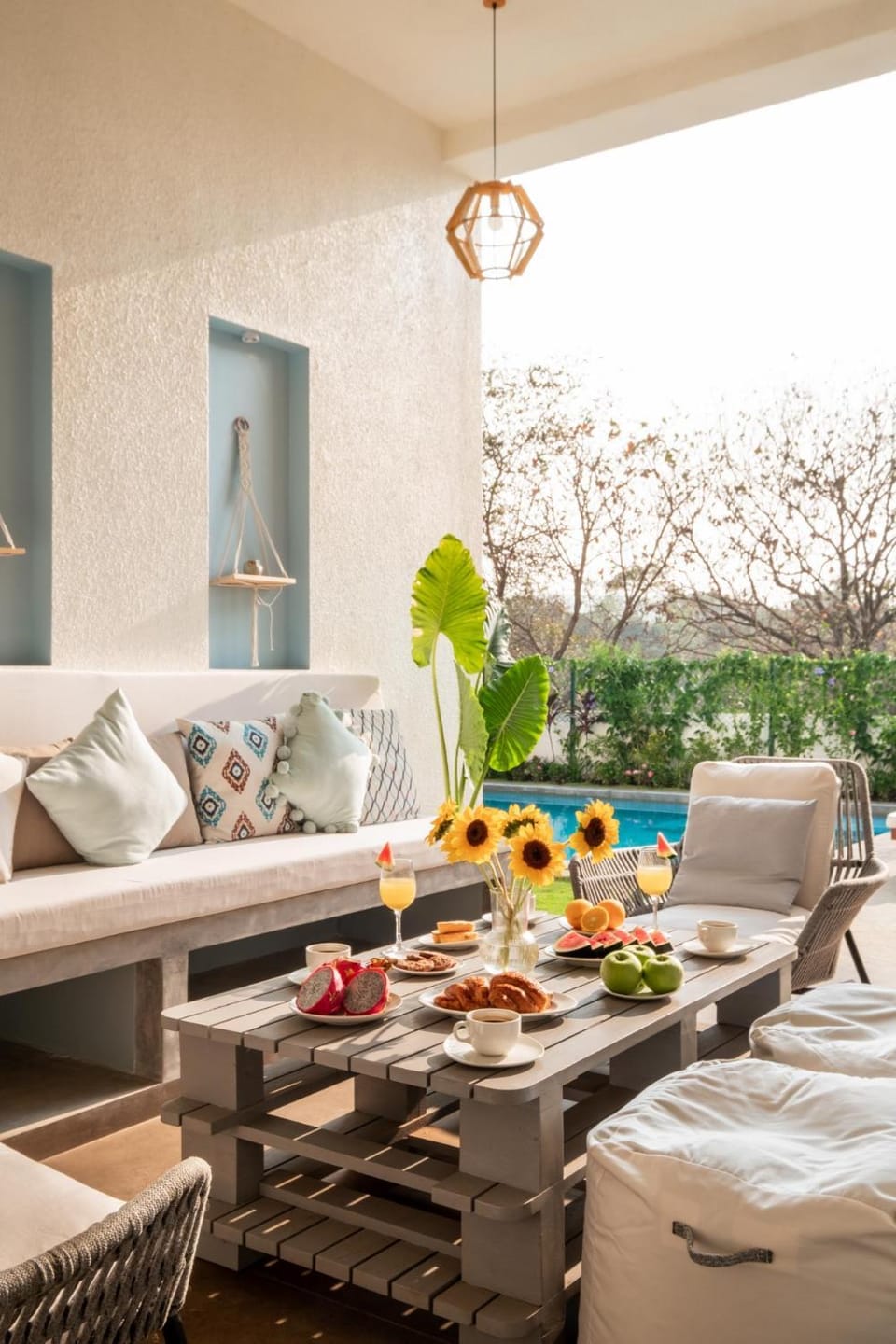Living room, Food and drinks, Photo of the whole room, Seating area, Bedroom, Pool view, Swimming pool, Breakfast, towels