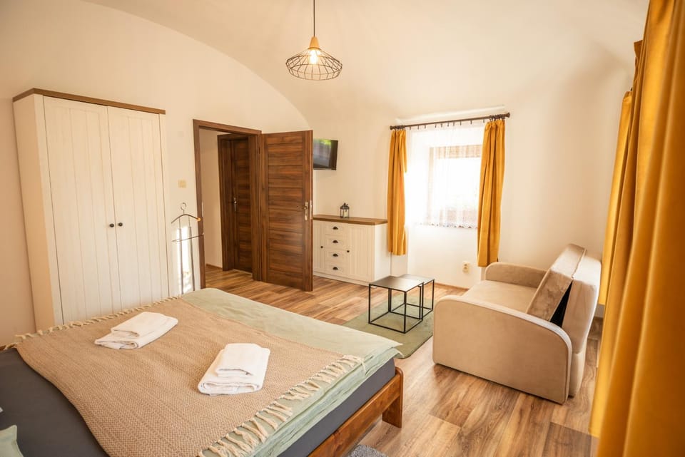 Photo of the whole room, Bedroom, towels