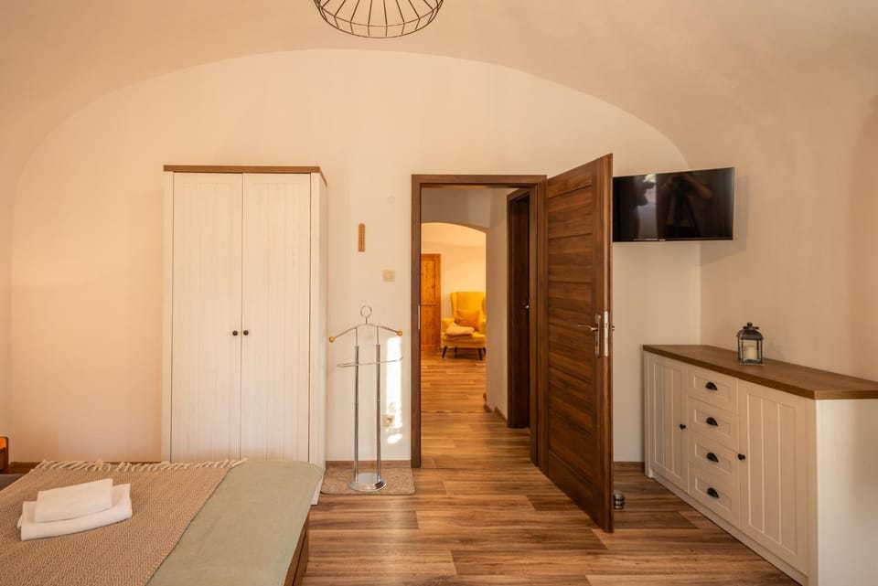 TV and multimedia, Photo of the whole room, Bedroom, towels
