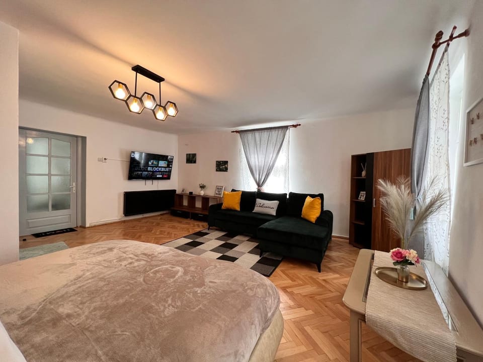 Bed, TV and multimedia, Photo of the whole room