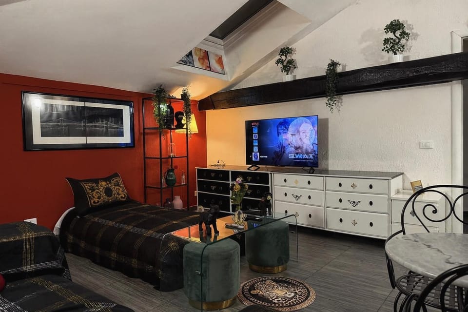 Communal lounge/ TV room, TV and multimedia, Living room, Seating area, Evening entertainment