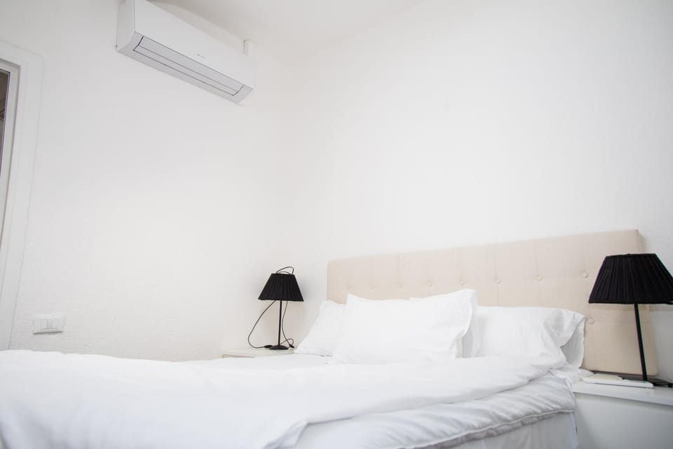 Bed, Photo of the whole room, Bedroom, air conditioner