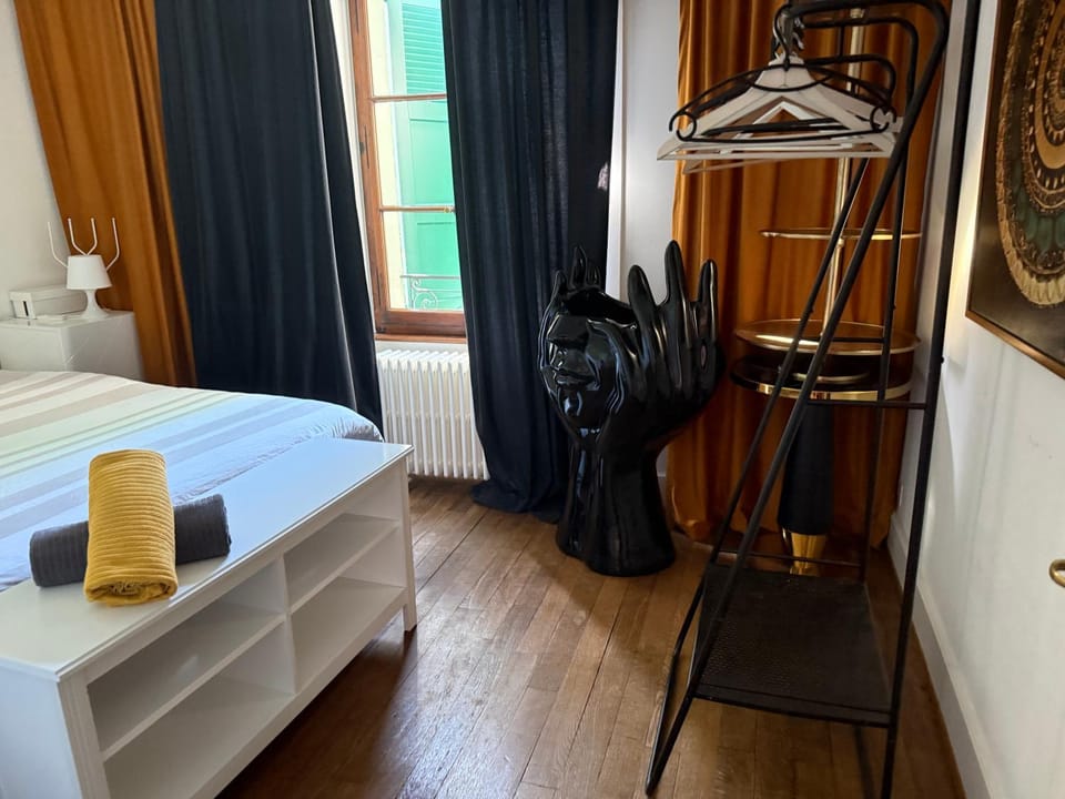 Day, View (from property/room), Photo of the whole room, Decorative detail, Bedroom, City view, Garden view, Lake view, Mountain view, Sea view, internet, microwave, oven, wardrobe