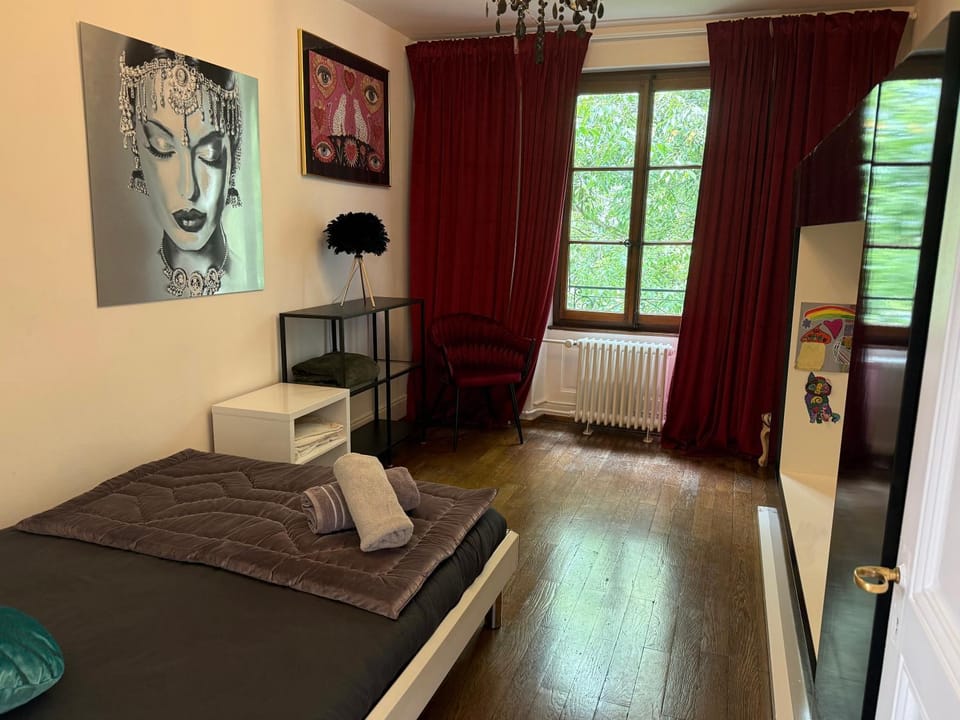 View (from property/room), Photo of the whole room, Decorative detail, Bedroom, City view, Garden view, Lake view, Mountain view, Sea view, internet