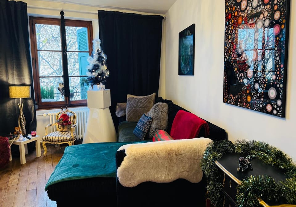 View (from property/room), Living room, Decorative detail, Seating area, Dining area, City view, Garden view, Lake view, Landmark view, Mountain view, internet, storage, washing machine