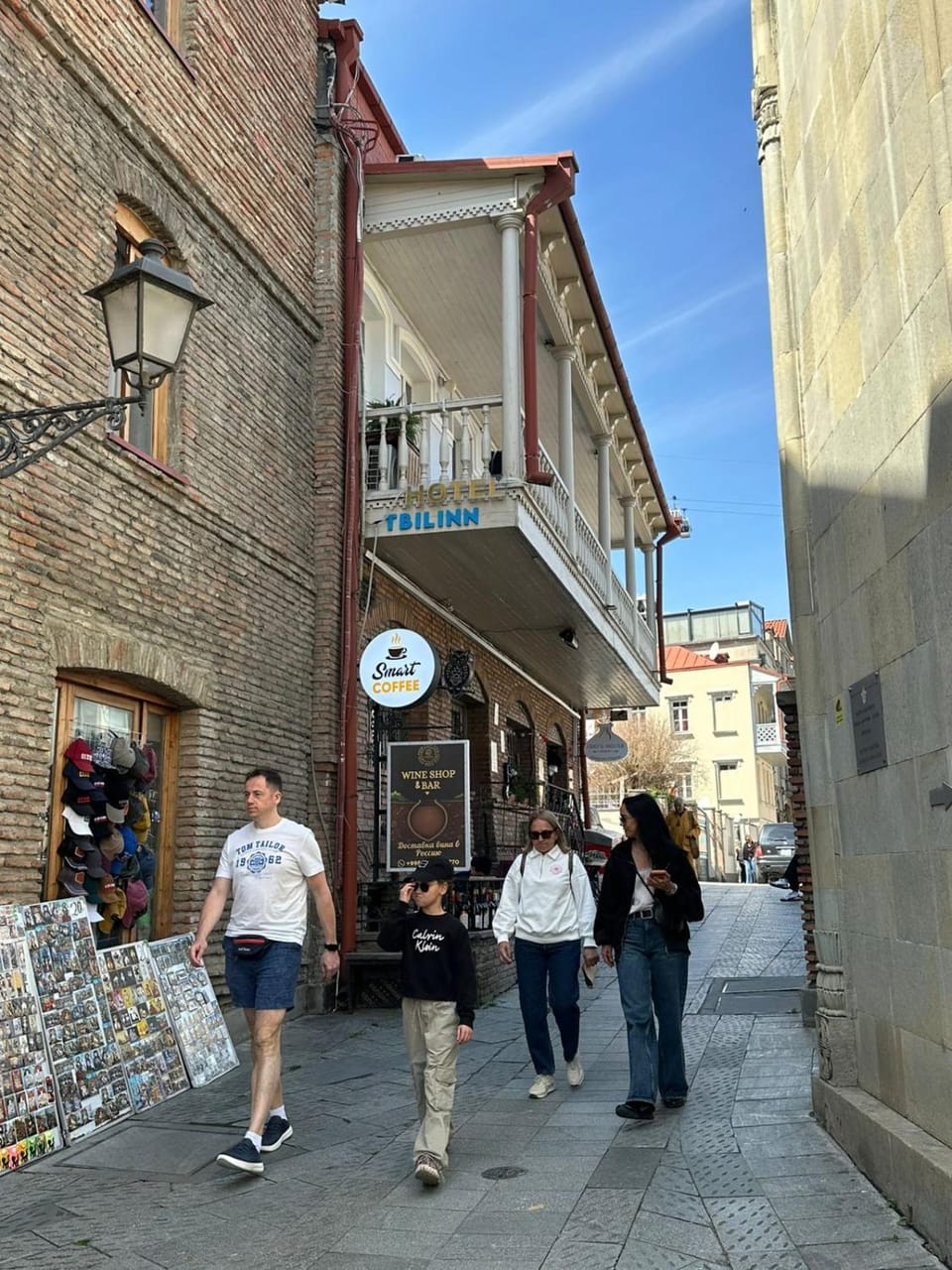 Property building, Facade/entrance, Day, People, Neighbourhood, Balcony/Terrace, City view, Street view, Location, group of guests