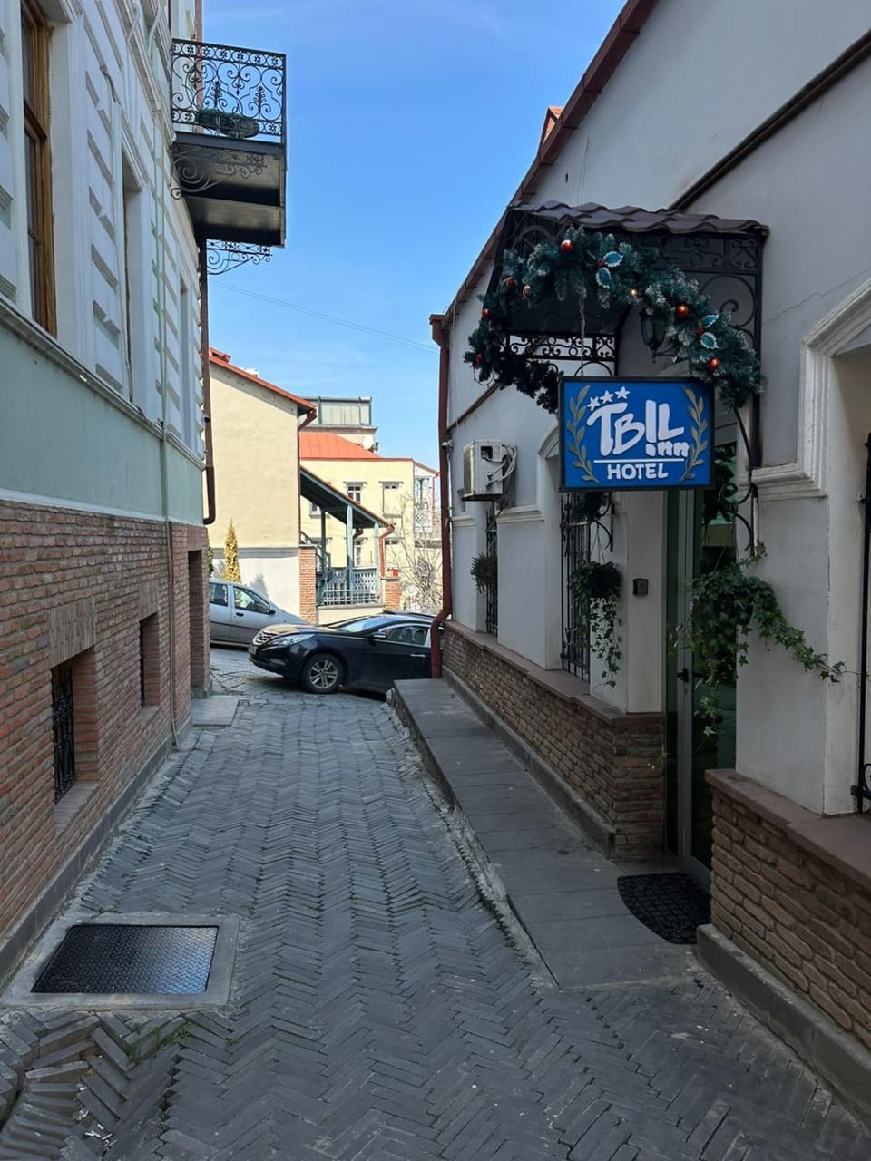 Property building, Day, Neighbourhood, Street view, Location, Parking