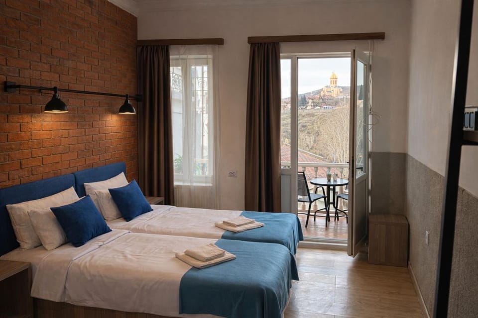 Bed, TV and multimedia, View (from property/room), Balcony/Terrace, Photo of the whole room, Bedroom, towels