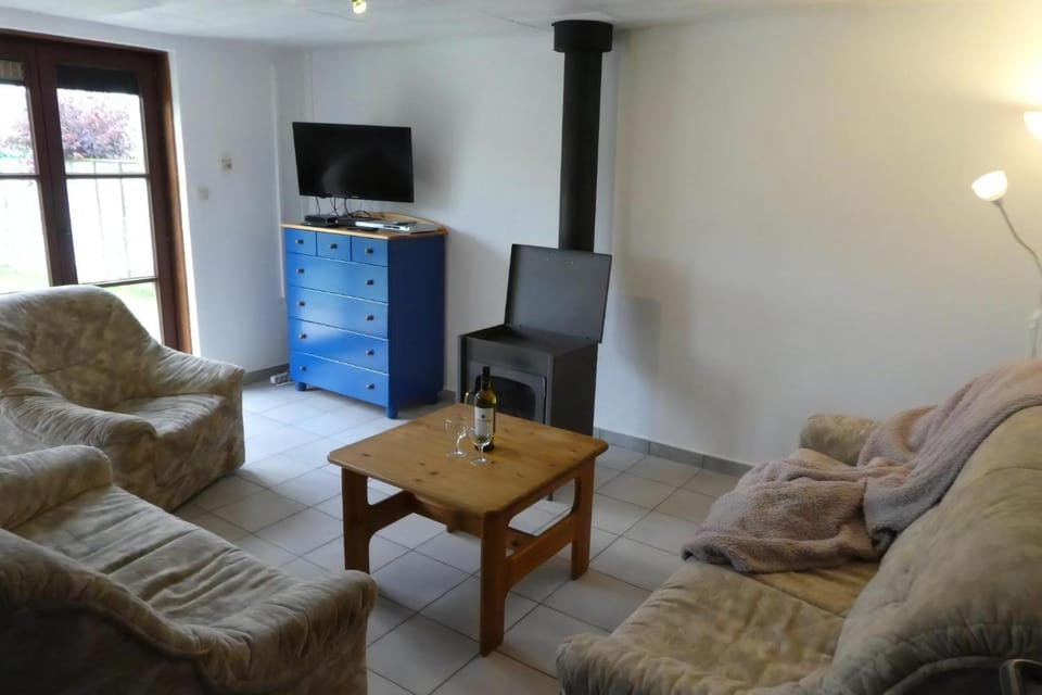 Property building, TV and multimedia, Living room, Seating area