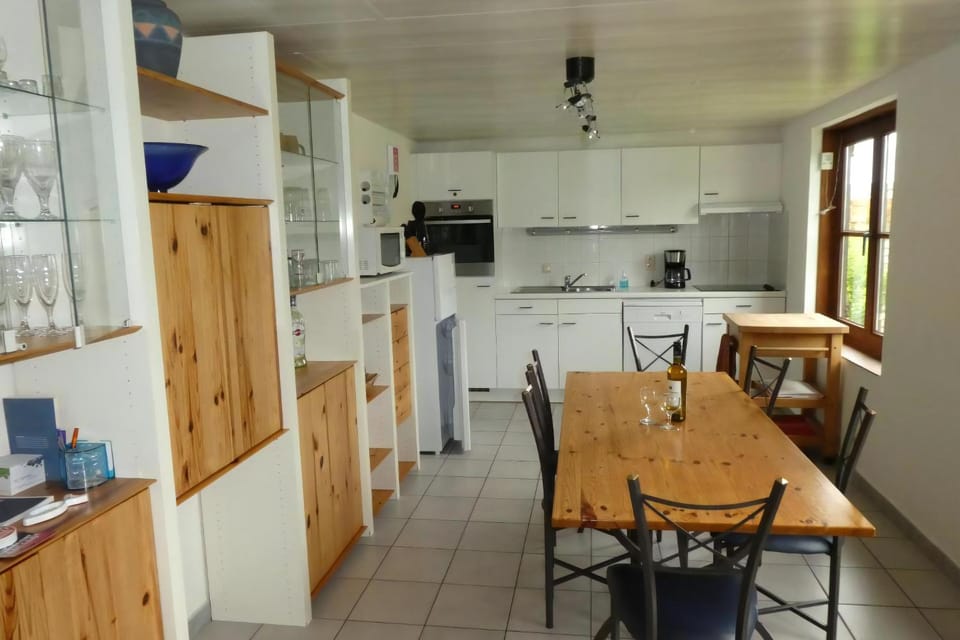 Property building, Kitchen or kitchenette, Dining area, oven, stove