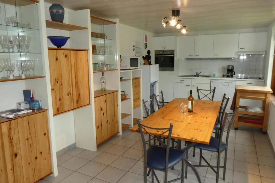 Property building, Kitchen or kitchenette, Dining area, dishwasher, oven, stove