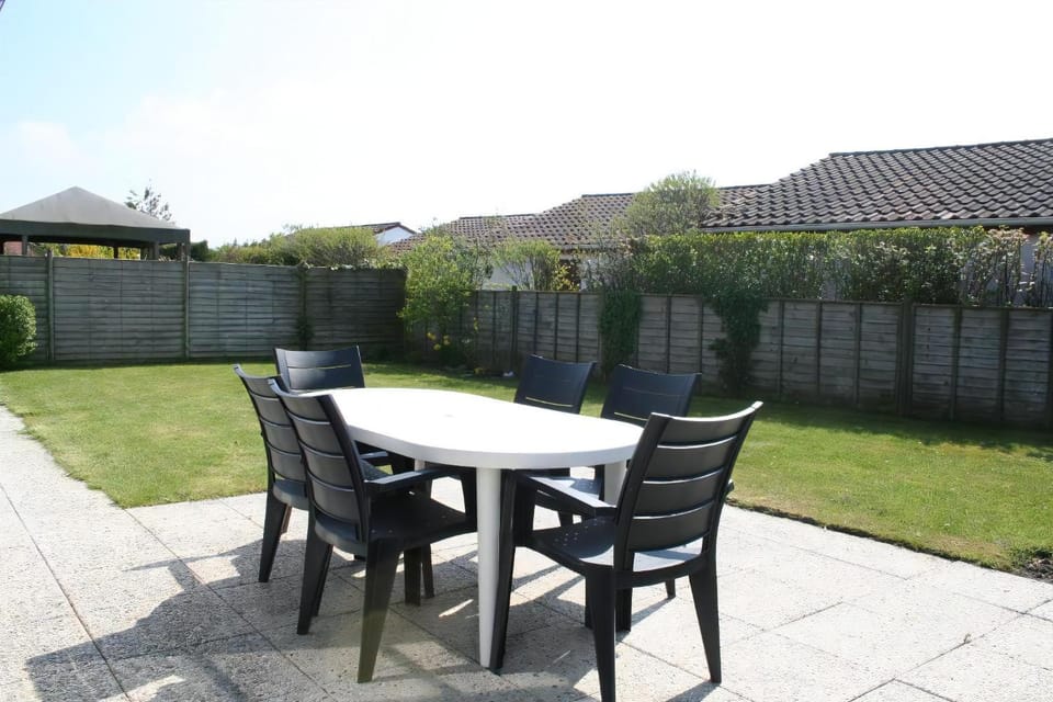 Property building, Patio, Spring, Day, Garden, Garden view