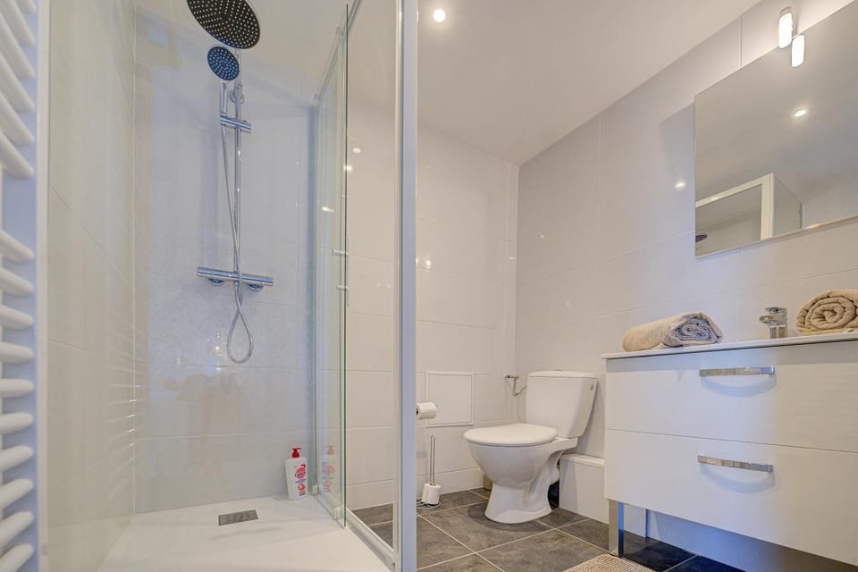 Shower, Toilet, Bathroom, Bath