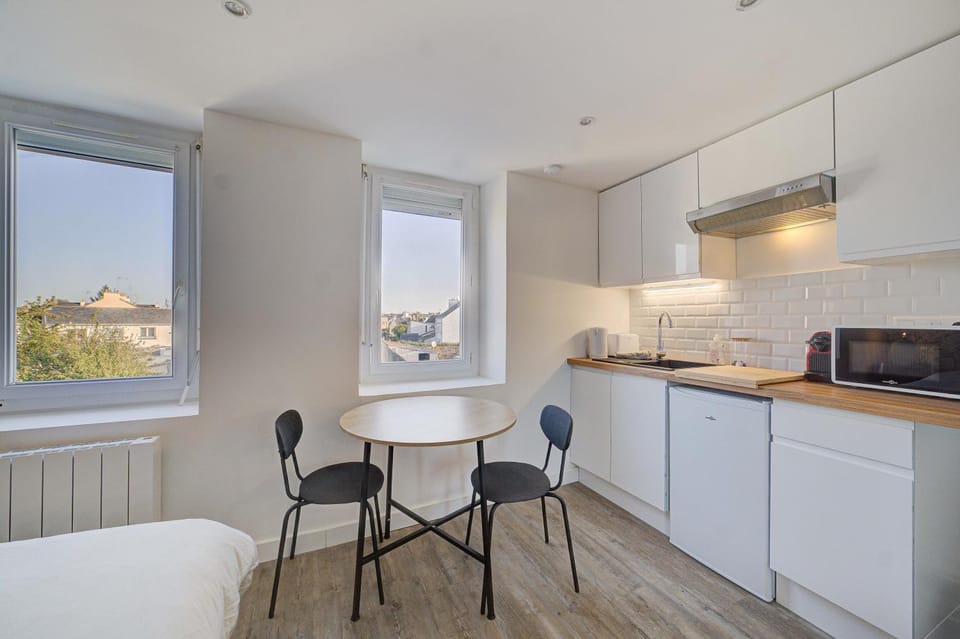 Kitchen or kitchenette, Dining area, minibar, stove