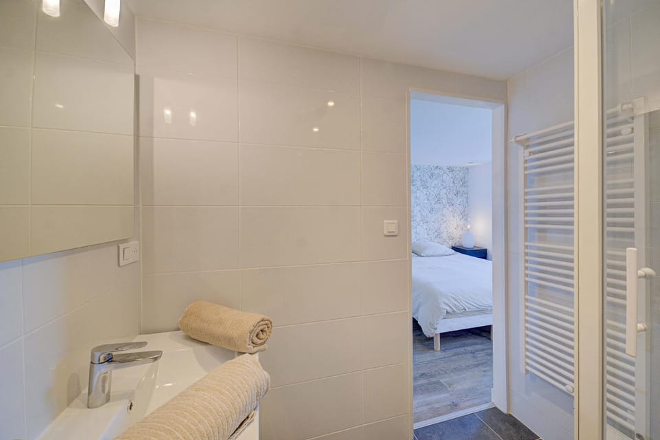 Bed, Bathroom, Photo of the whole room, Bedroom, towels