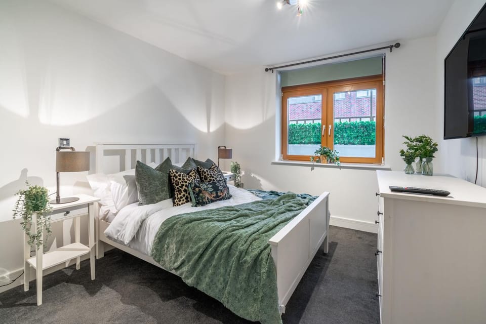 Bed, TV and multimedia, Bedroom, furniture, heating, wardrobe