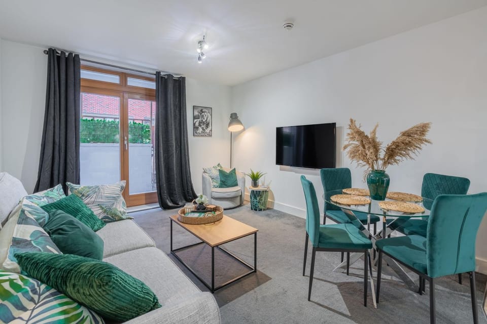 TV and multimedia, Living room, Seating area, Dining area, Dinner, locker, locker