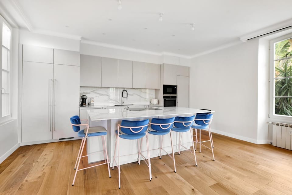 Coffee/tea facilities, Kitchen or kitchenette, Dining area, microwave, oven