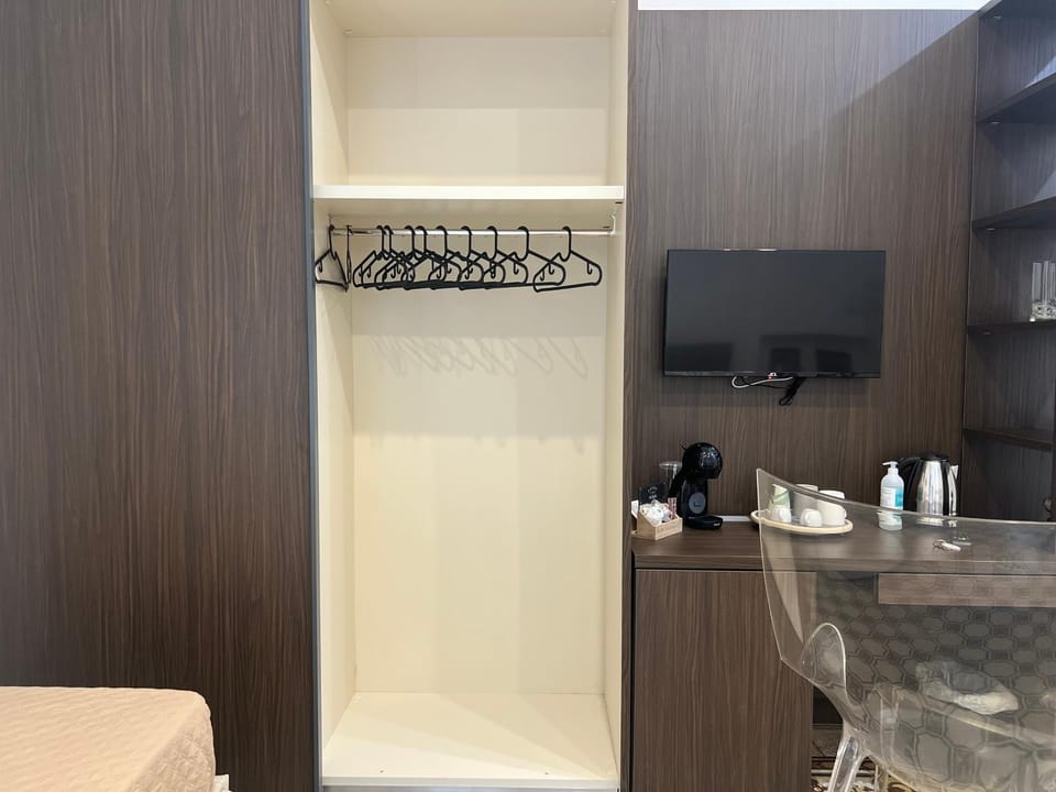 TV and multimedia, Coffee/tea facilities, wardrobe