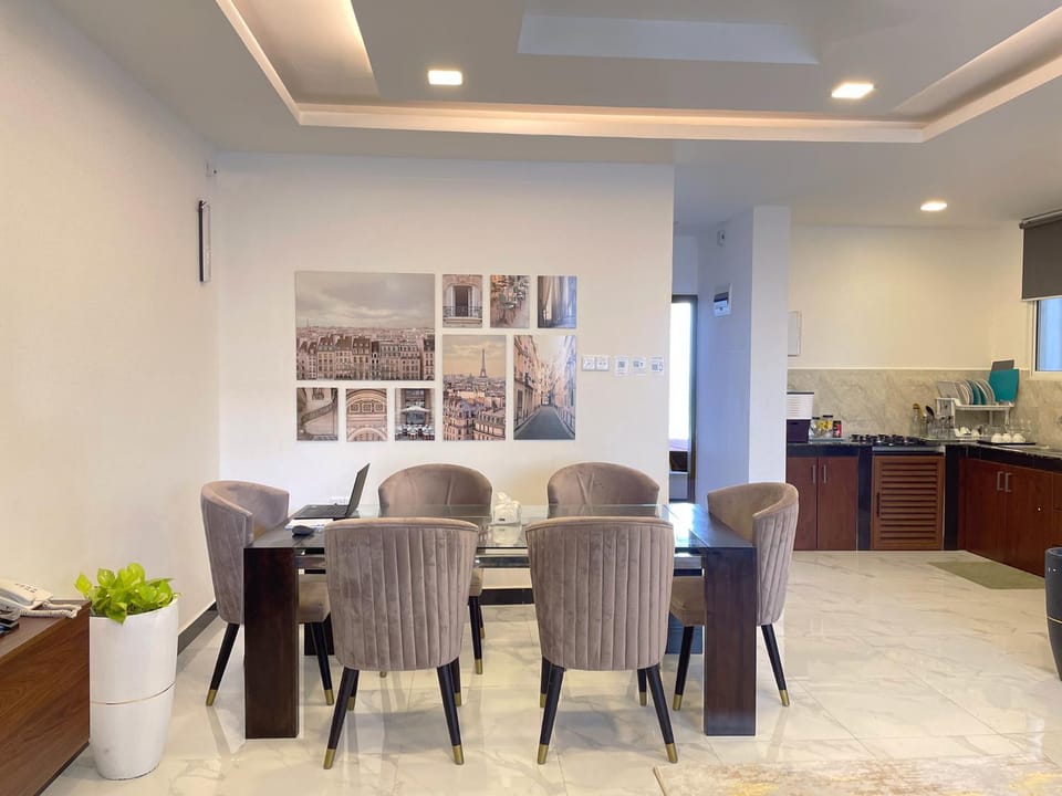 Kitchen or kitchenette, Dining area