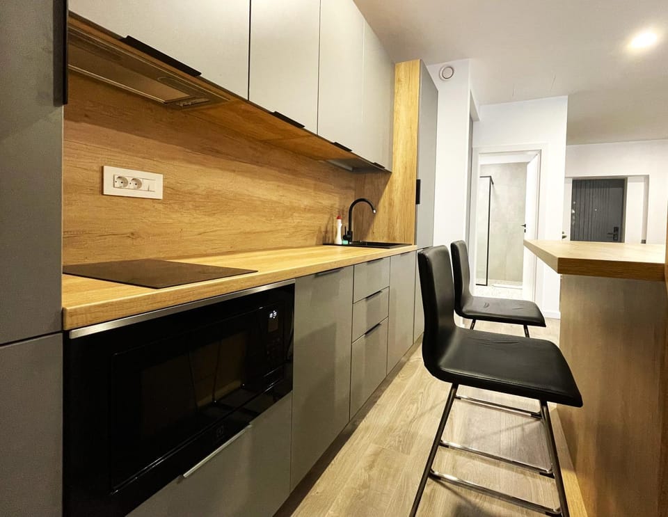Kitchen or kitchenette, minibar, stove