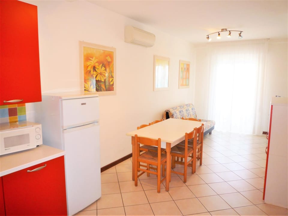 Kitchen or kitchenette, Seating area, Dining area, minibar, stove