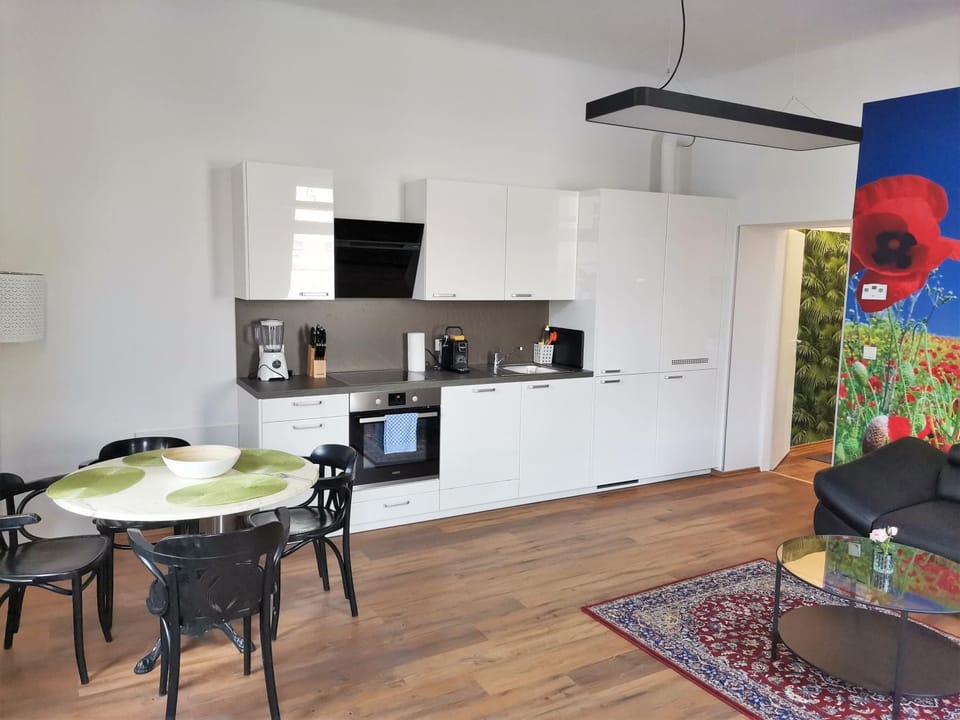Coffee/tea facilities, Kitchen or kitchenette, Living room, Dining area